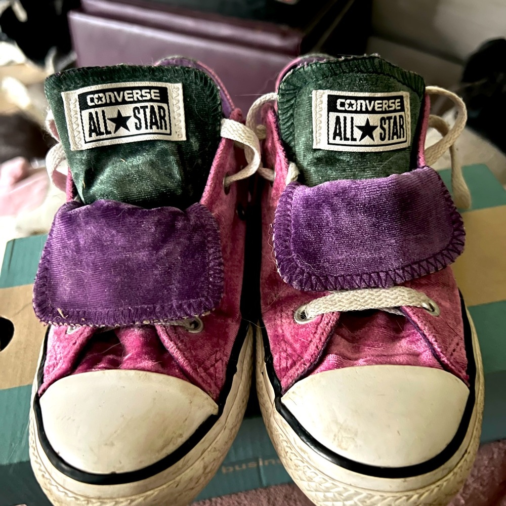 Girls size 3 velvet converse! Good condition!